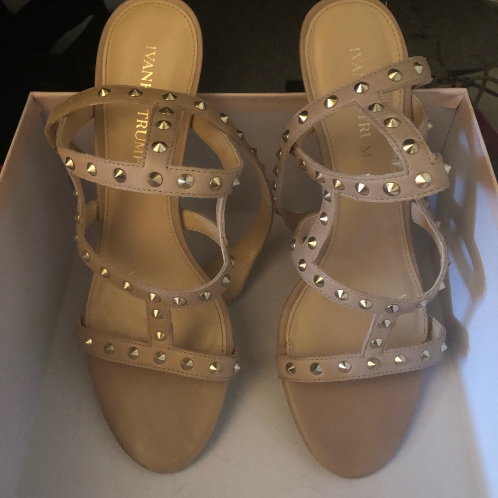 Ivaka Trump nude/gold heels